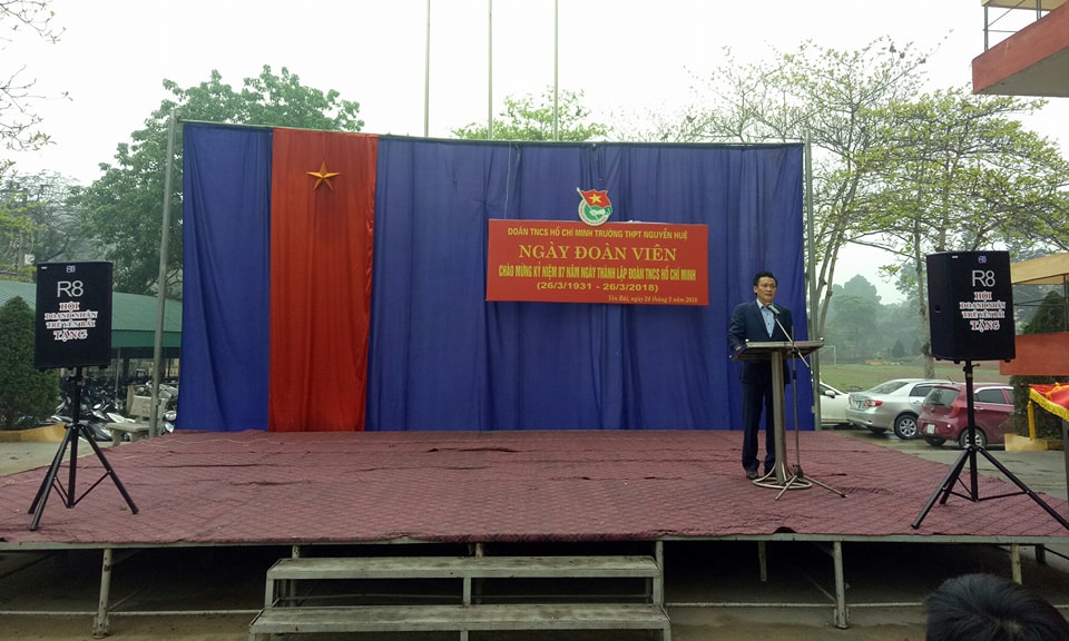 Hội Doanh nhân trẻ tỉnh tặng quà cho trường THPT Nguyễn Huệ trong Ngày đoàn viên